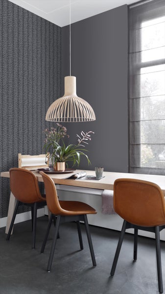 Esszimmer mit Holztisch, braunen Stühlen, Holzhängelampe und gemusterter Tapete