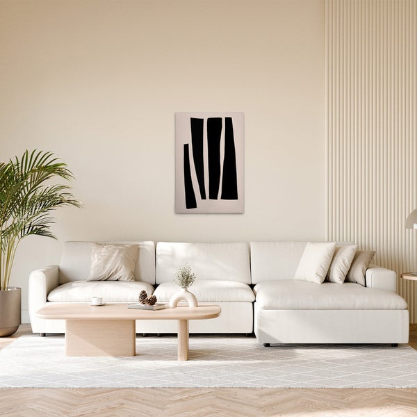 Wohnzimmer mit Sofa, Tisch und einem abstrakten Wandbild