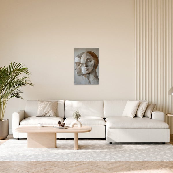 Wohnzimmer mit Sofa, Tisch und einem Gemälde von zwei stilisierten Gesichtern an der Wand