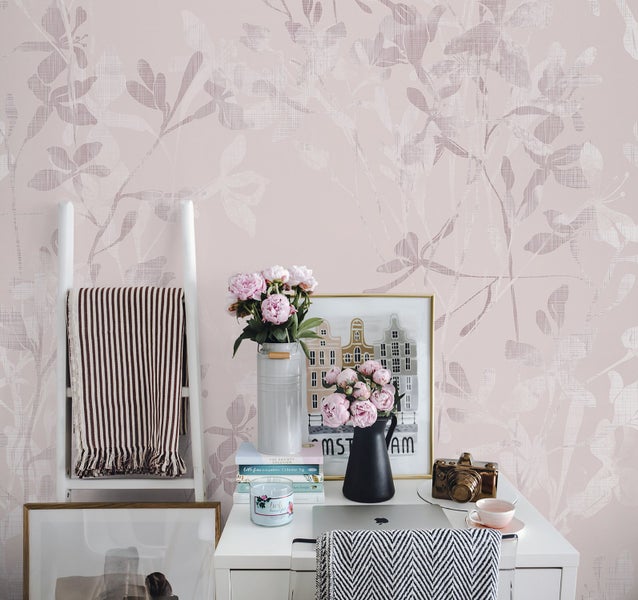 Dekoratives Zimmer mit Blumentapete, Leiterregal und Schreibtisch