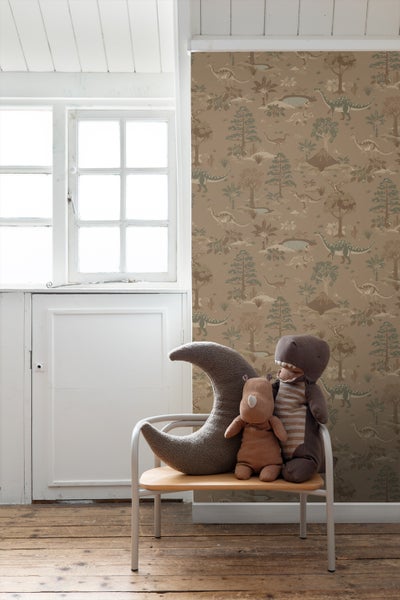 Kinderzimmer mit Dinosaurier-Tapete, Fenster und Spielzeug auf einem Stuhl