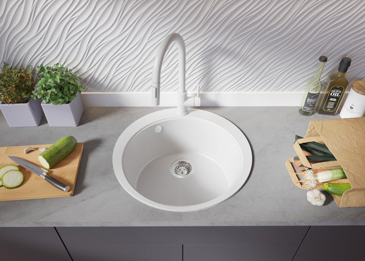 Küchenszene mit runder Spüle, Armatur und frischen Zutaten auf einer Arbeitsplatte