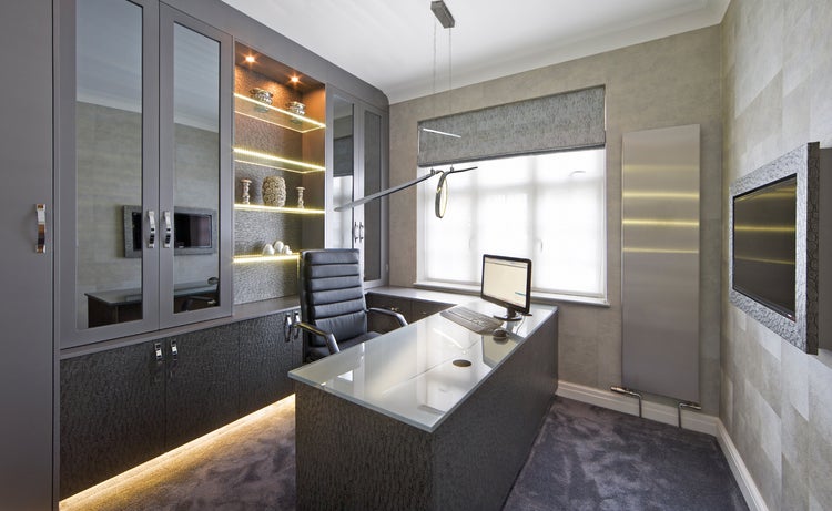 Büro mit Schreibtisch, Büroschrank und Bürostuhl