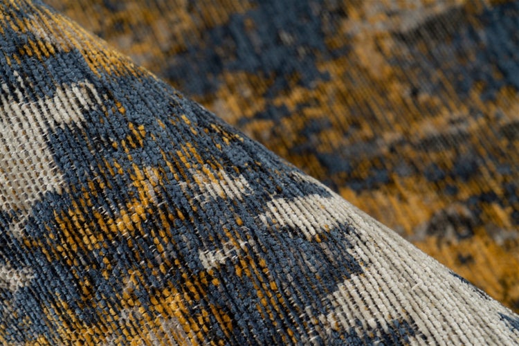 Nahaufnahme eines gewebten Teppichs mit abstraktem Muster und strukturierter Oberfläche.