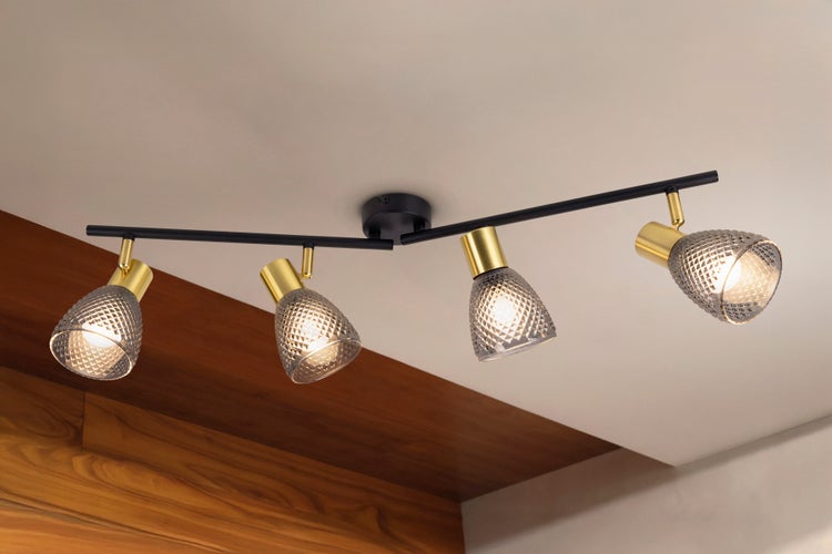 Deckenleuchte mit vier Strahlern und strukturierten Glasschirmen