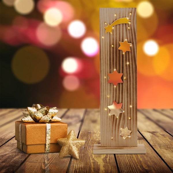 Dekoratives Holzdisplay mit Sternmotiven und LED-Beleuchtung, zusammen mit Geschenkbox auf einem Holztisch