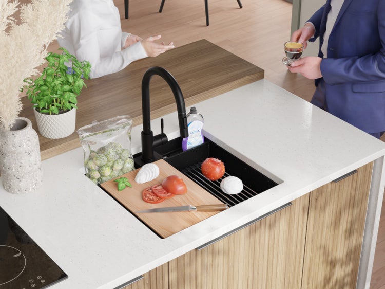 Küchenspüle mit Armatur, Schneidebrett und Lebensmitteln auf einer Küchentheke