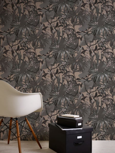 Geschmückter Weihnachtsbaum im Jutesack mit Schleife, Kugeln und Engel