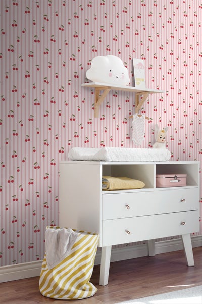 Dekoratives Kinderzimmer mit Kommode, Regal und gestreifter Kirschtapete