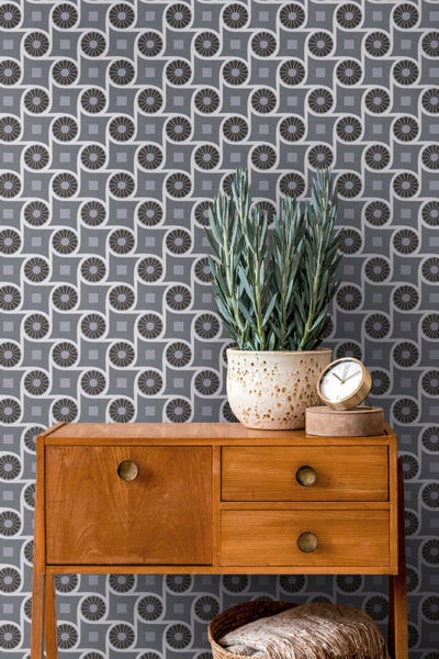 Gemusterte Tapete in einem Wohnzimmer mit Möbeln und Dekorationsgegenständen.