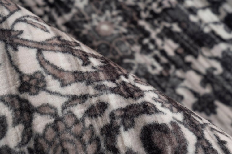 Detailaufnahme eines Teppichs mit weichem Flor und Vintage-Muster.