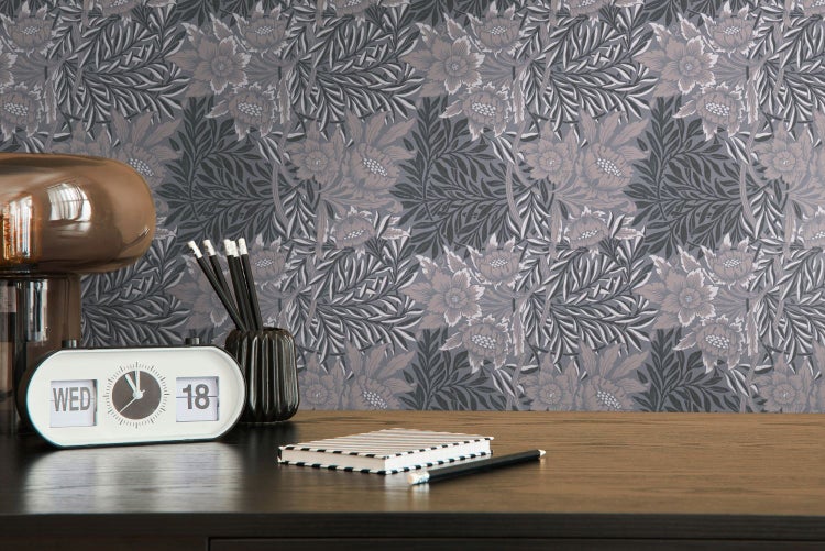 Gemusterten Tapete mit floralem Design, Tisch mit Dekoration und Stuhl