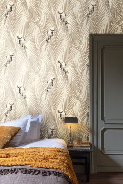 Leinwand wird von Hand auf einen Holzkeilrahmen gespannt