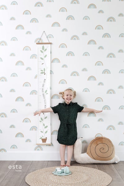 Kinderzimmer mit Wachstumsmesslatte, Regenbogen Tapete, rundem Teppich und Schneckenkissen