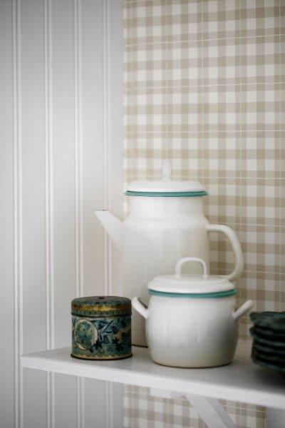 Nahaufnahme von reifen Kornelkirschen mit Blättern