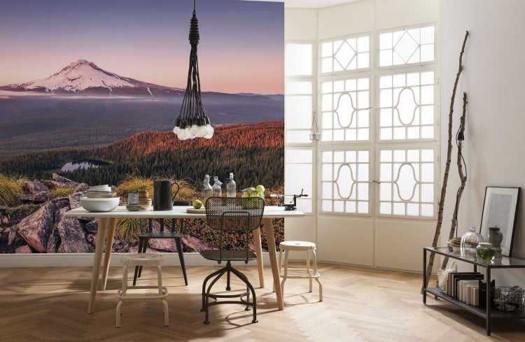 Esszimmer mit Bergpanorama-Tapete, Esstisch und Beleuchtung