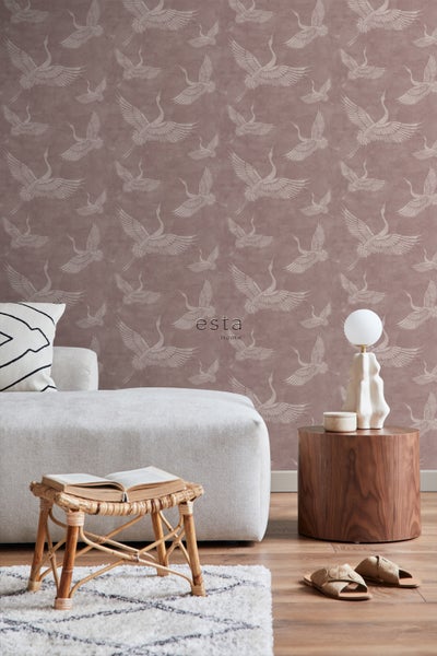 Wohnzimmer mit Tapete mit Kranichmuster, Sofa und Beistelltisch