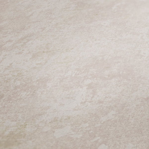 Helles Schlafzimmer mit Bett, Tagesdecke, Kissen und Zimmerpflanzen