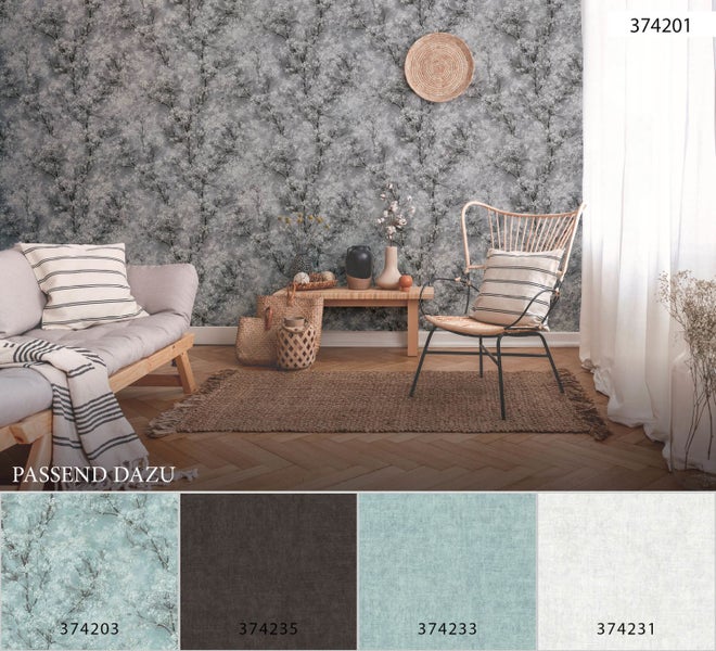 Wohnzimmer mit grauer Tapete mit Pflanzenmuster, dazu passende Möbel und Accessoires