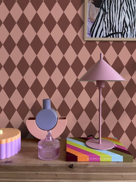 Dekoratives Interieur mit Lampe, Behältern und geometrischer Tapete