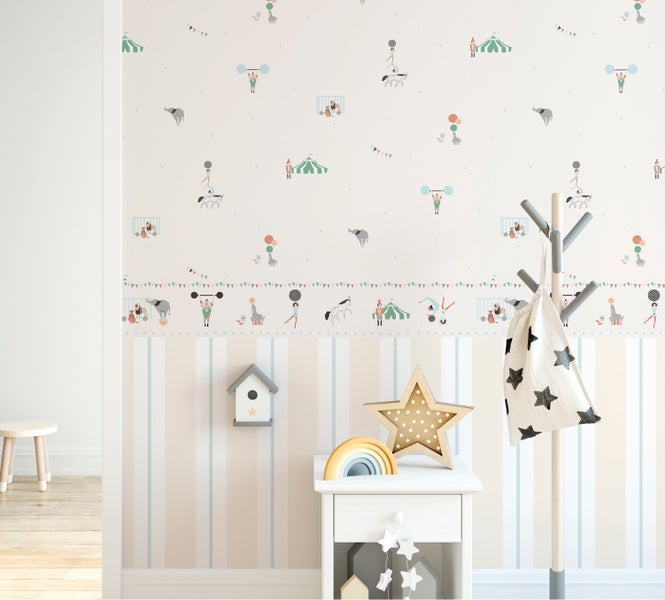 Kinderzimmer mit Zirkus Tapete, Nachttisch, Sternlampe und Garderobenständer.