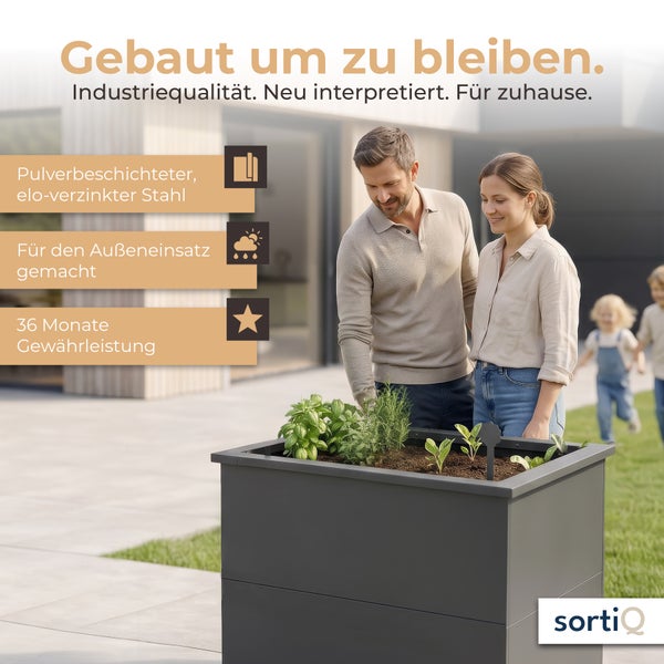 Modernes sortiQ Hochbeet aus pulverbeschichtetem Stahl im Garten mit einer Familie. Symbole für Wetterfestigkeit und 36 Monate Gewährleistung.
