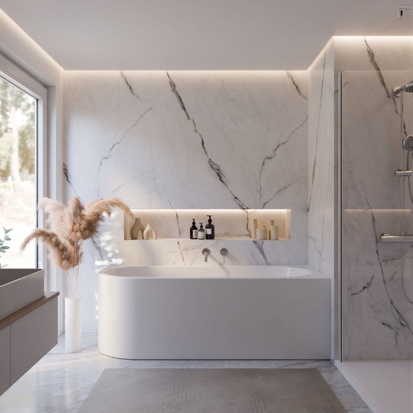 Helles Badezimmer mit freistehender Badewanne, Dusche und Waschbecken