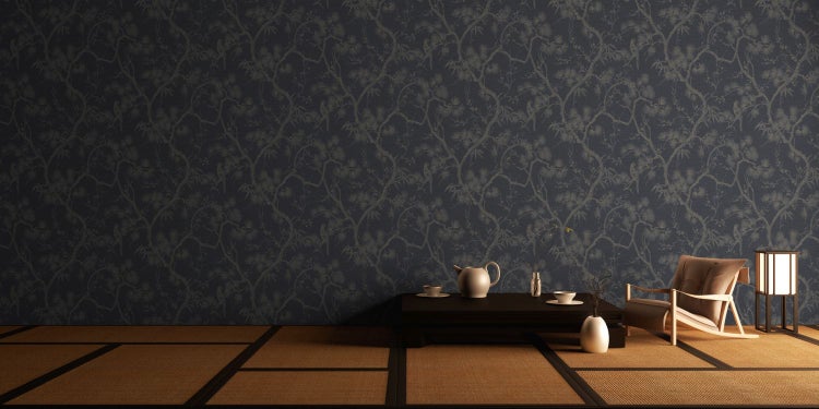 Wohnzimmer mit gemusterter Tapete, Sesseln und Dekoration