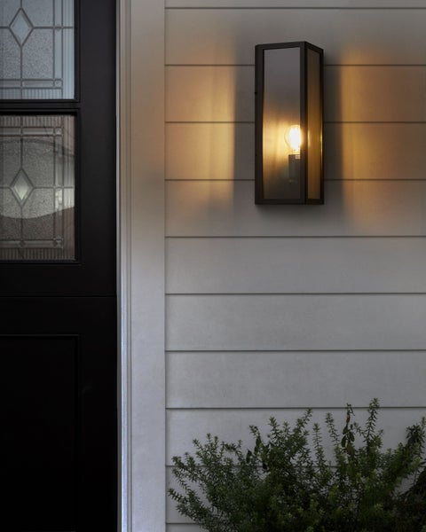 Außenwandleuchte neben einer Haustür