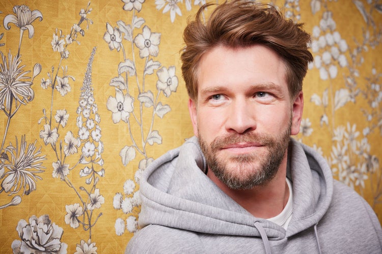 Tapetenrolle mit floralem Muster