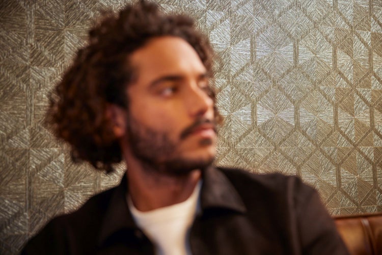 Gemusterte Tapete in einem hellen Raum mit Fenster