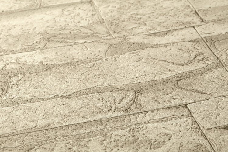 Heller Küchenbereich mit Steintapete, Kochinsel und dekorativen Elementen