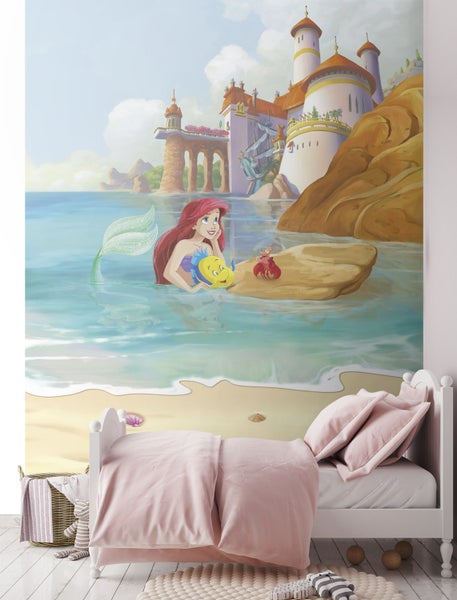 Fototapete mit Arielle, Fabius und Sebastian vor einem Schloss am Meer über einem Kinderbett