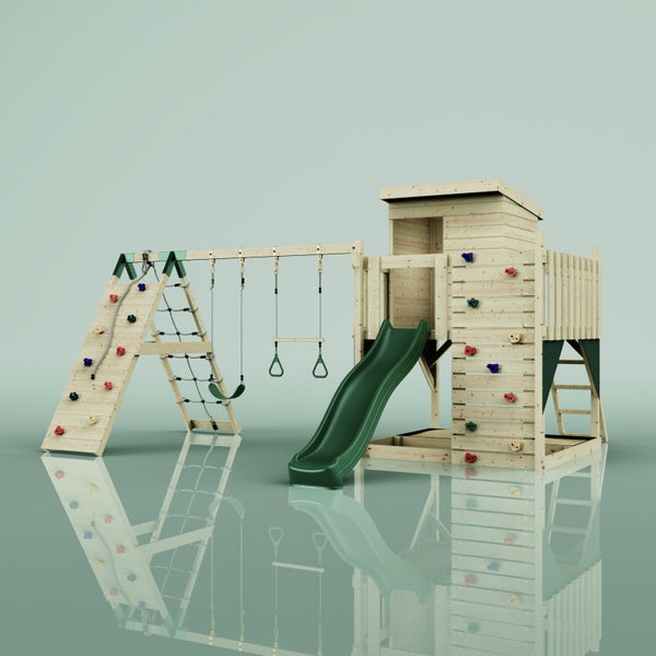 Spielturm aus Holz mit Rutsche, Schaukel, Kletterwand mit Klettersteinen, Strickleiter und Spielhaus mit Dach.