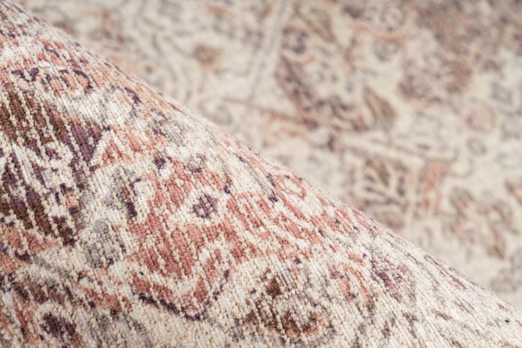 Nahaufnahme eines Teppichs mit orientalischem Muster und gewebter Textur.