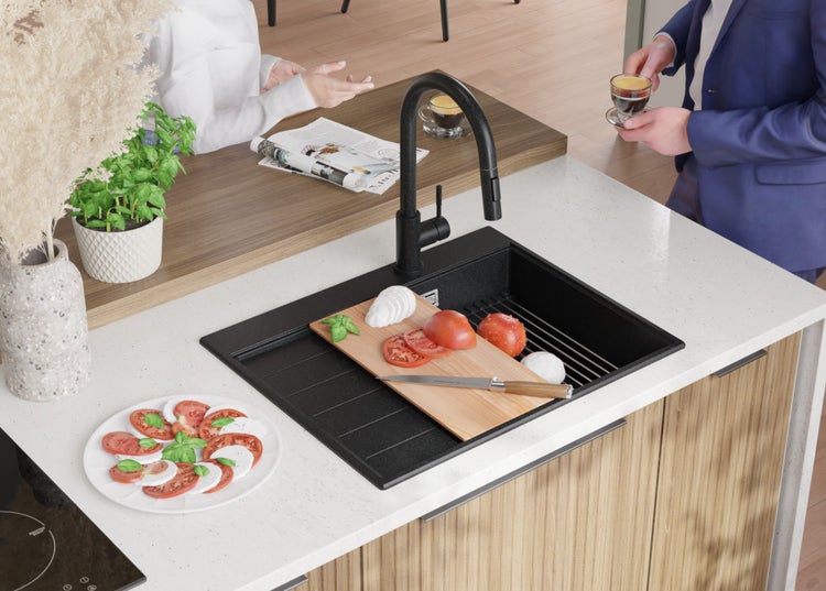 Spüle mit Armatur in einer modernen Küche mit Tomaten, Mozzarella und Basilikum