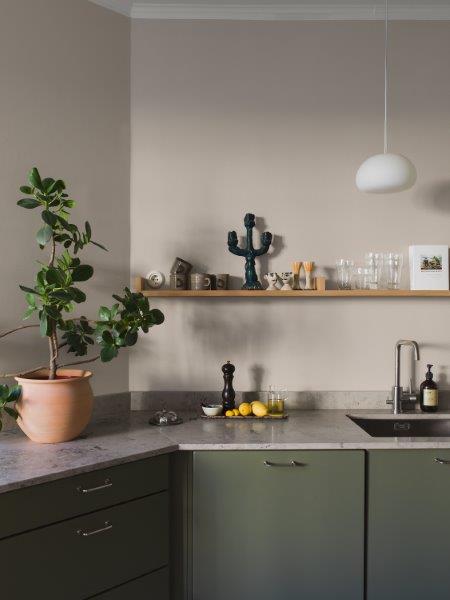 Detailansicht einer blauen Sackkarre mit schwarzen Reifen und orangenen Felgen