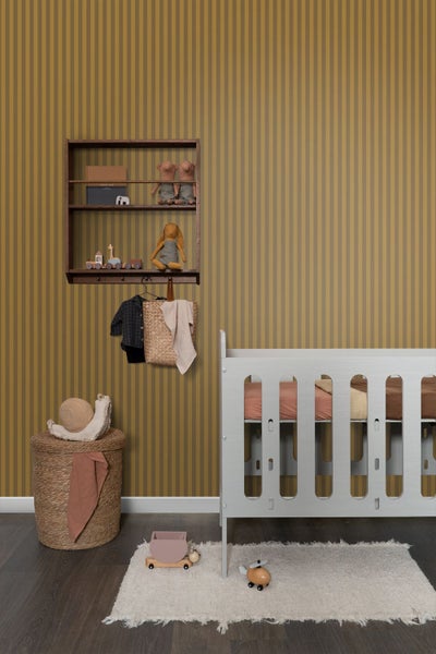 Kinderzimmer mit gestreifter Tapete, Holzregal, Spielzeug und Babybett