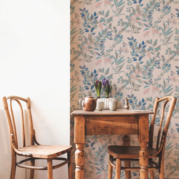 Tapetenrolle mit Pflanzenmuster