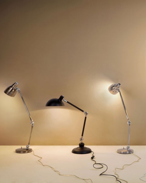 Detailansicht einer schwarzen Schreibtischlampe