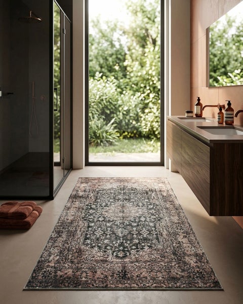 Helles Badezimmer mit bodentiefem Fenster, begehbarer Dusche, Doppelwaschtisch aus Holz und einem gemusterten Teppich im Orient-Stil.