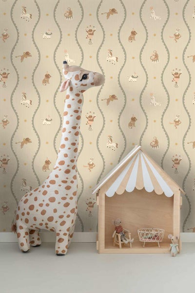 Vliestapete mit Zirkus-Motiv im Kinderzimmer, dazu eine große Plüschgiraffe und ein Holzpuppenhaus in Zeltform.