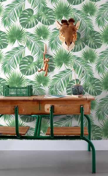 Dekorative Tapete mit Pflanzenmotiven hinter einem Schreibtisch mit Stühlen