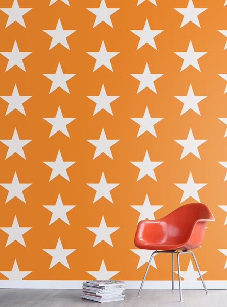 Wand mit Sternenmuster, Stuhl und Zeitschriftenstapel