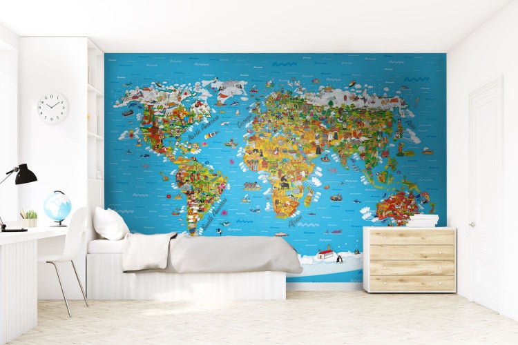 Kinderzimmer mit einer Weltkarte als Wandtapete, Bett, Schreibtisch und Kommode.