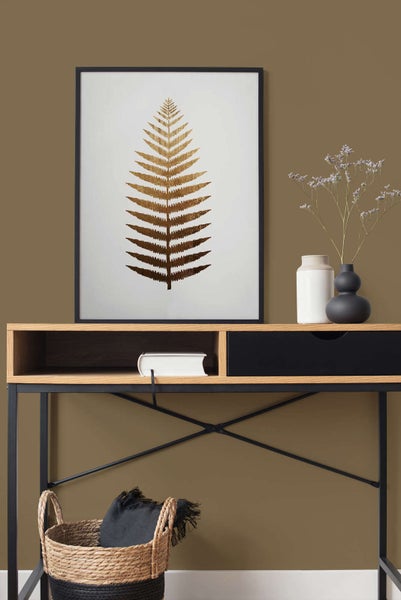 Gerahmtes Wandbild mit goldenem Farn auf einem modernen Konsolentisch aus Holz mit schwarzem Schubfach, ergänzt durch Vasen und einen Flechtkorb.