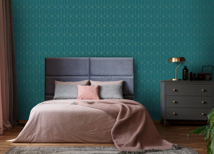 Schlafzimmer mit Doppelbett, Kommode und geometrischer Tapete