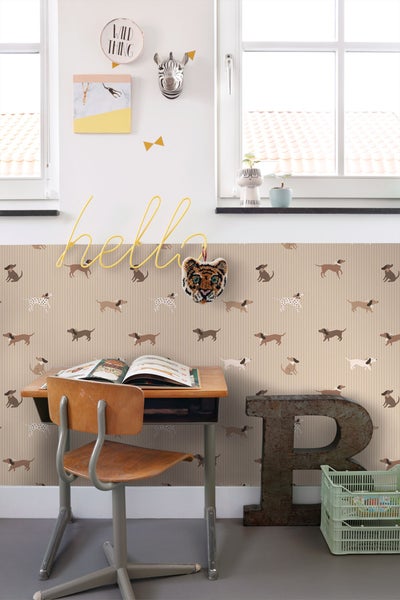 Kinderzimmer mit Schreibtisch, Stuhl und Tapete mit Dackel-Motiv