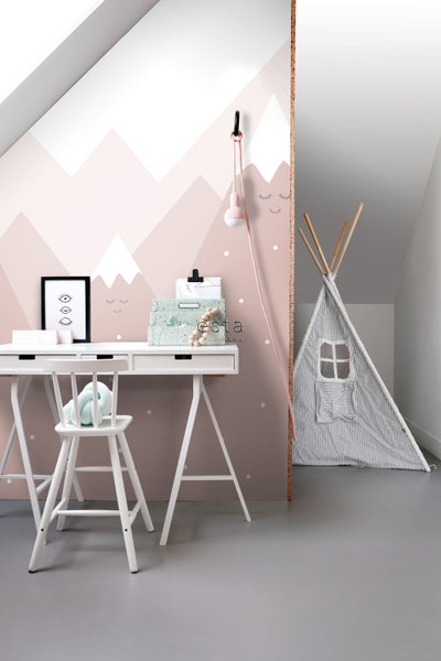 Kinderzimmer mit Schreibtisch, Stuhl und Zelt