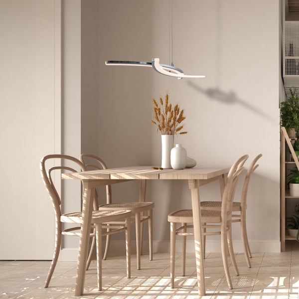 Esszimmer mit Holztisch, Stühlen und moderner Hängelampe